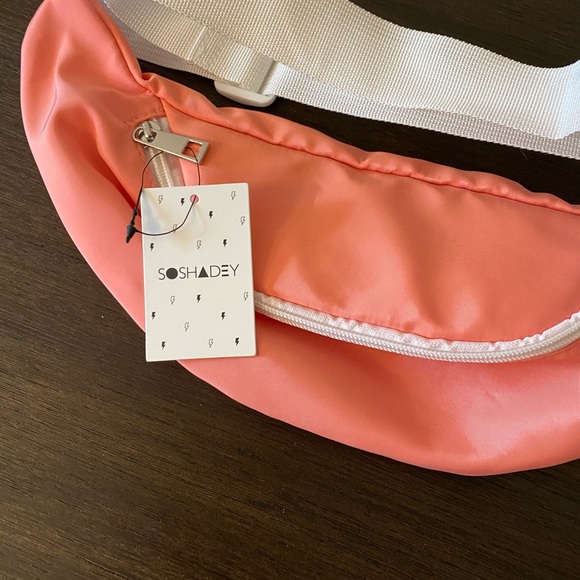 NWT Fanny Pack - Picture 3 of 6
